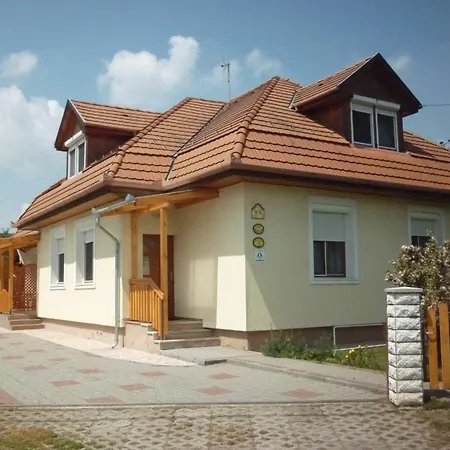 Barbara Apartmanhaz דירה Kehidakustány