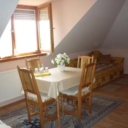 Barbara Apartmanhaz דירה *