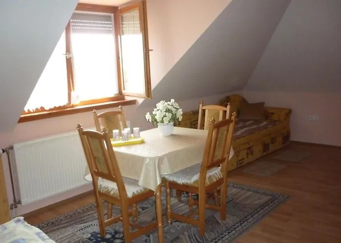 Barbara Apartmanhaz דירה *